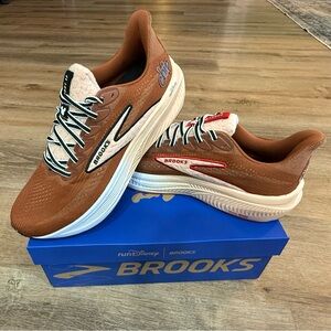 Brooks Men's Tan and White Athletic Shoes